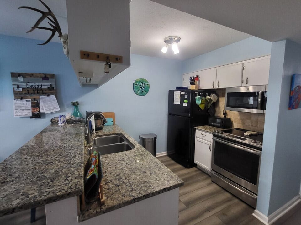 Pirates Cove #15 - kitchen & bar (2)