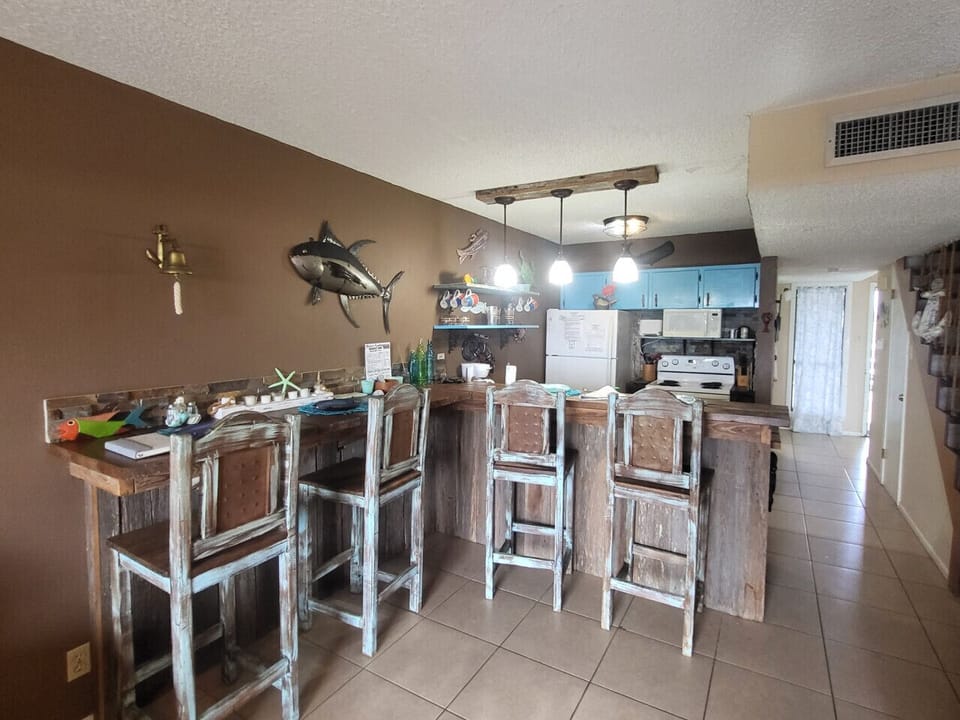 PC #14 - kitchen & bar