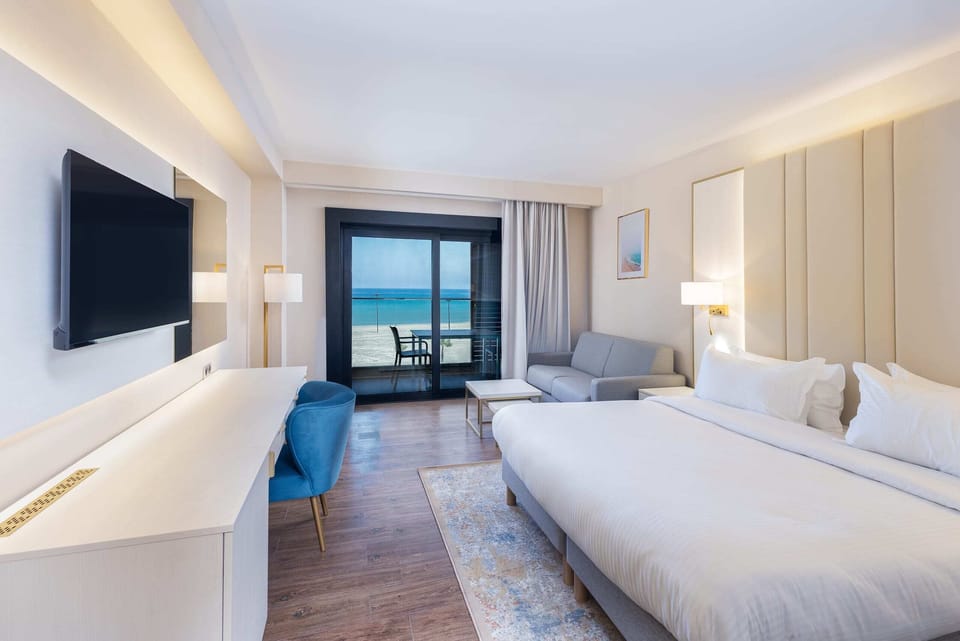 Comfort Room, Balcony, Sea View | Hypo-allergenic bedding available, minibar (free items), in-room safe