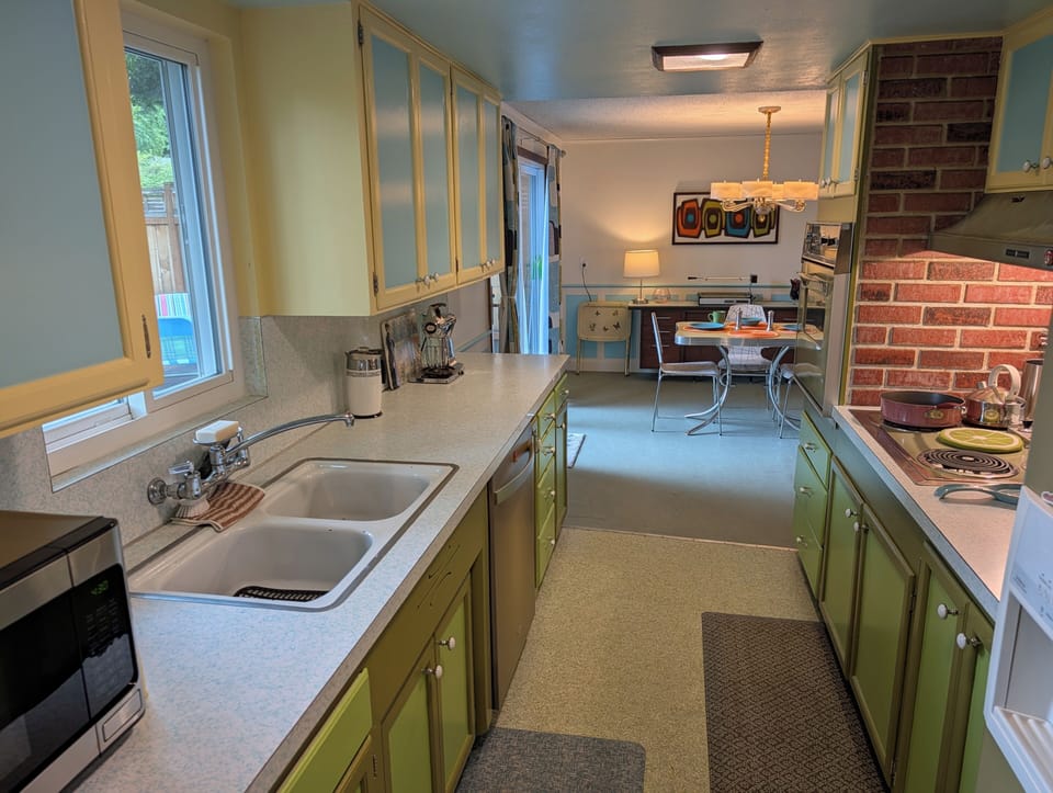 Matching Vintage Hotpoint Cooktop, Vent hood, and In-Wall Oven