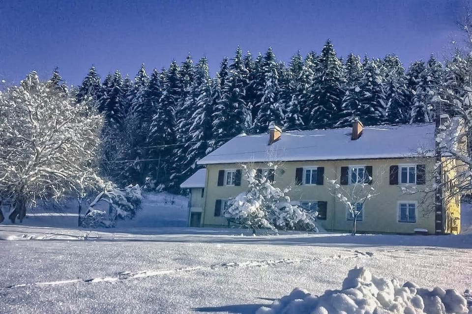 Ferme sous la neige