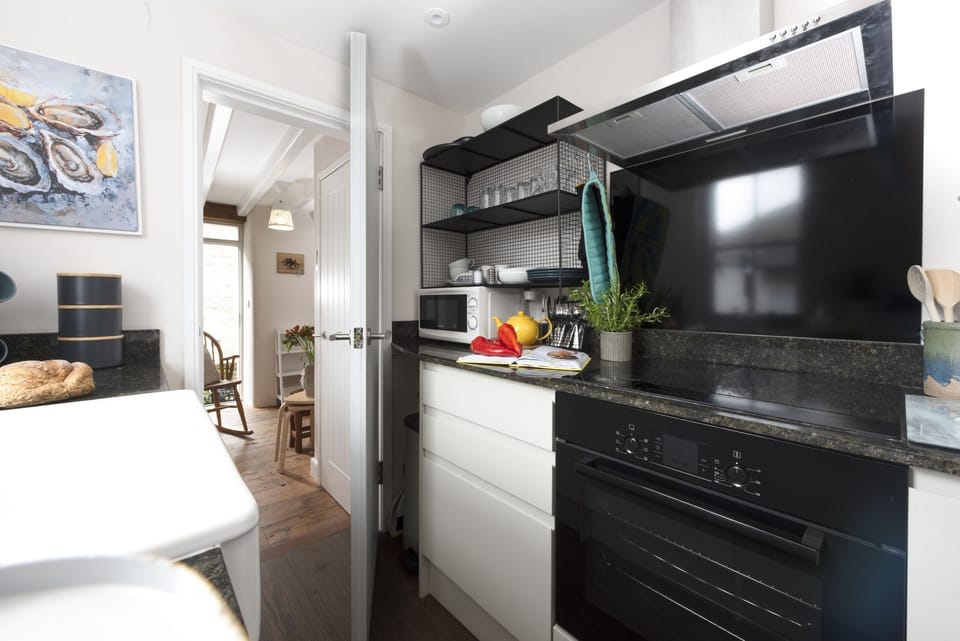 Kitchen equipped with microwave, hob and oven - Berakah
