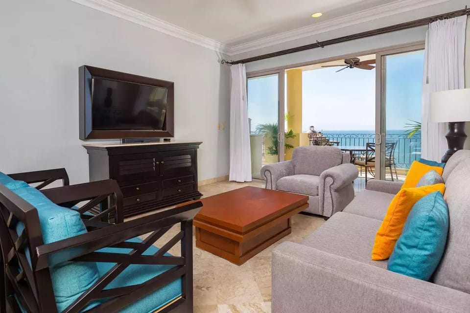 Luxury Suite, Ocean View | Living area