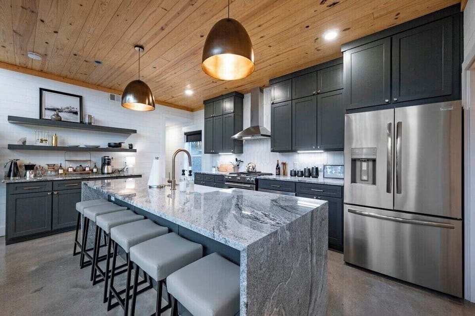 Spacious and fully stocked kitchen with barstool seating for 6

