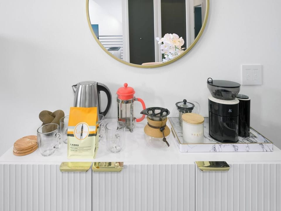 Full feature coffee & tea station