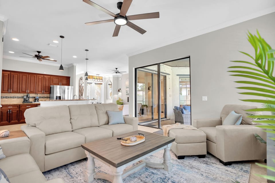 Comfy Living Room w/ Lanai access