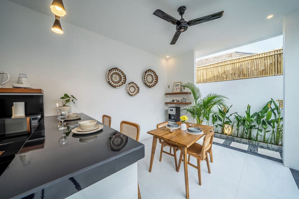 Villa, 1 Bedroom, Kitchenette, Pool View | Dining