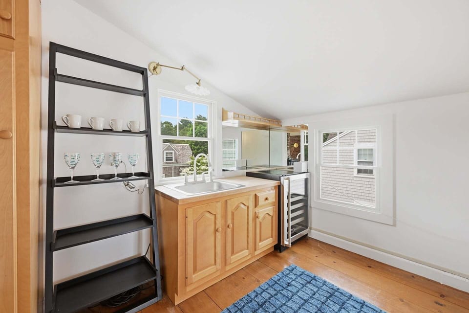 Second-floor wet bar