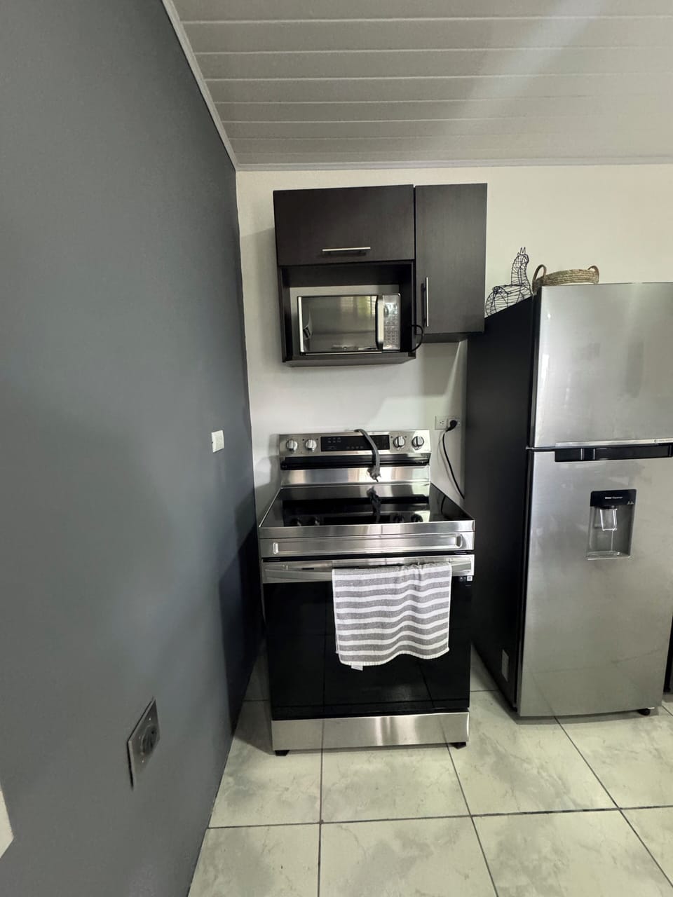Full kitchen with electric appliances