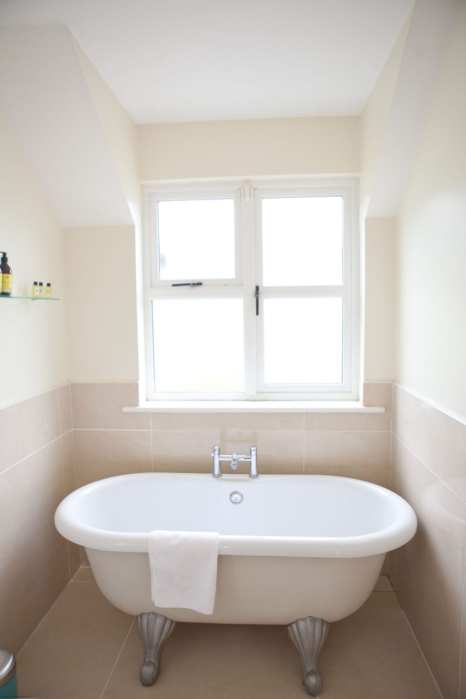 Blackthorn and Rowan shared bathroom) upstairs