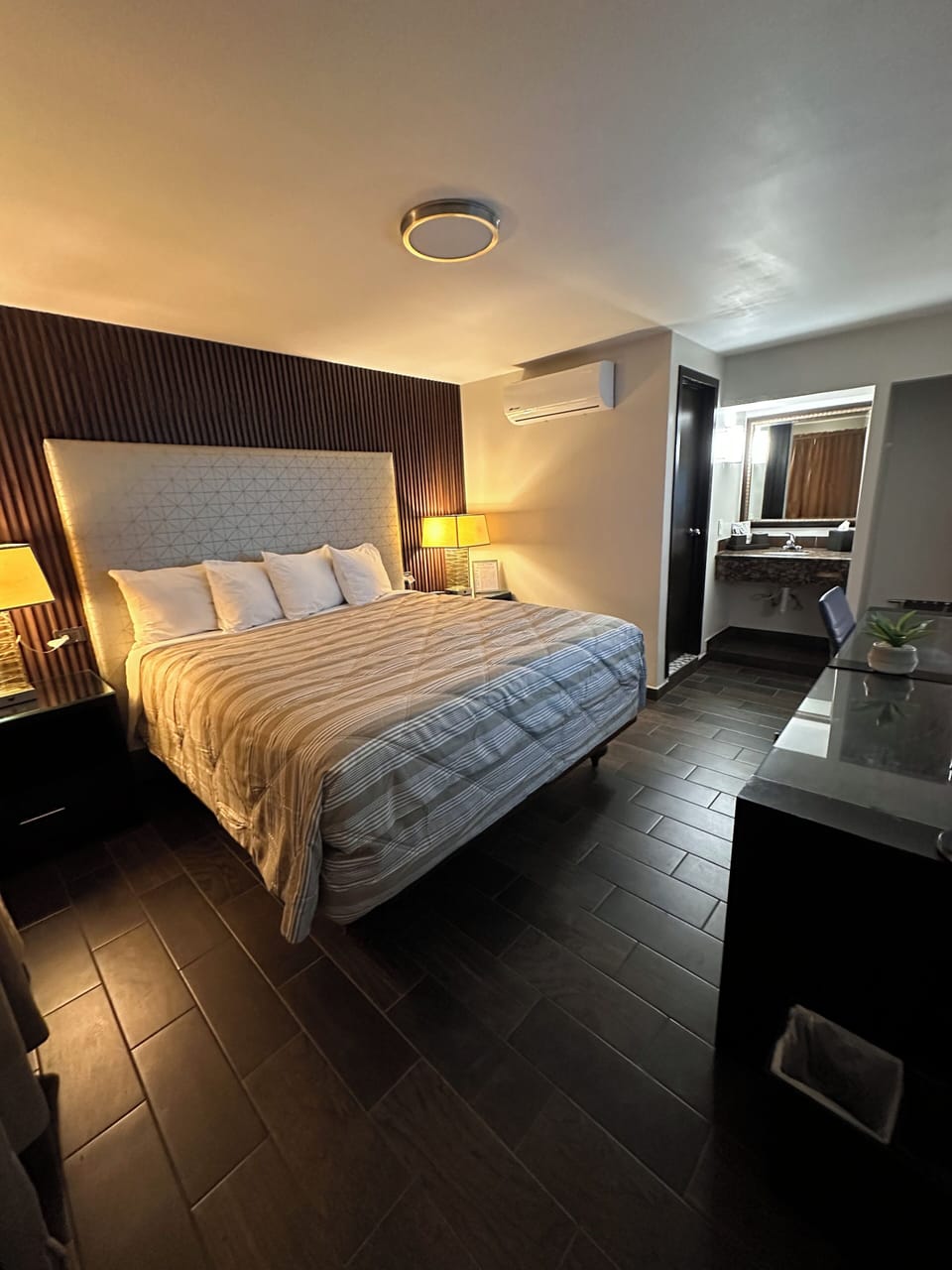 Comfort Room | Desk, laptop workspace, iron/ironing board (on request), WiFi (free)