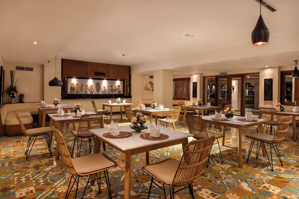 3 restaurants; breakfast, lunch, and dinner served