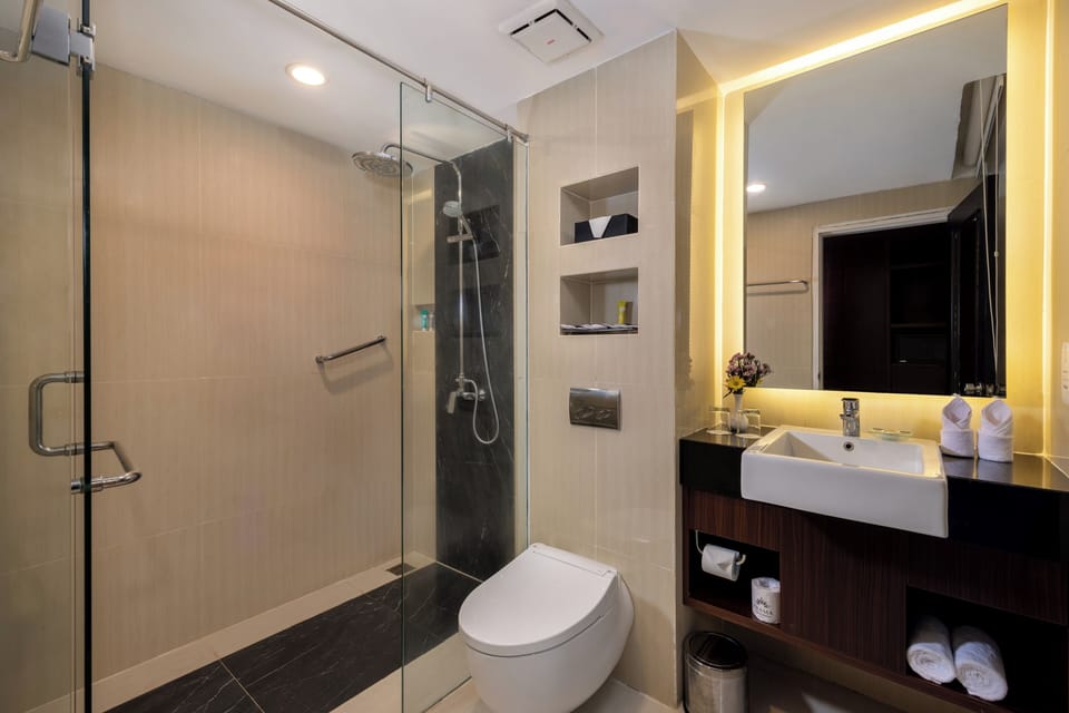 Shower, hair dryer, towels