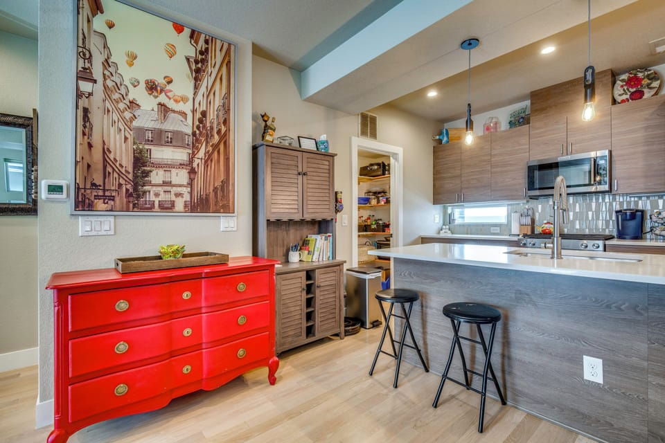 Kitchen | Cooking Basics | Island Dining Area | Dishes & Flatware | 2nd Floor
