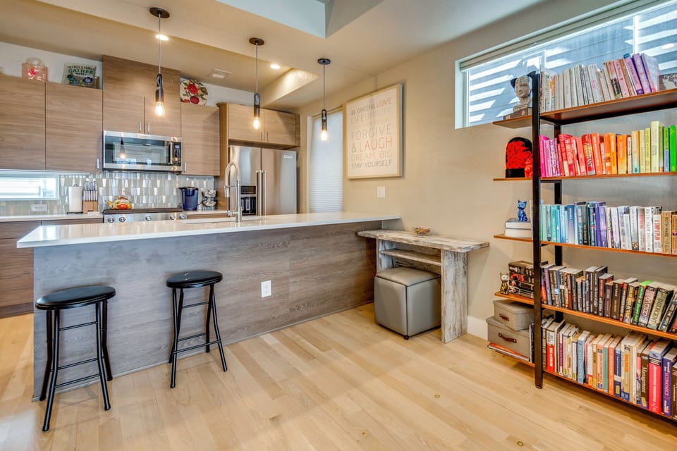 Kitchen | Interior | Open Floor Plan | Free WiFi