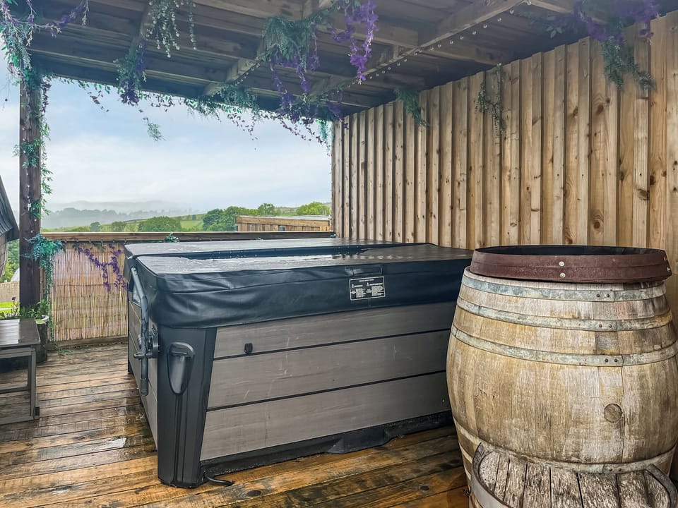 Hot tub | Boulsworth Hill Dome - Deerstone Glamping, Clitheroe and the Ribble Valley