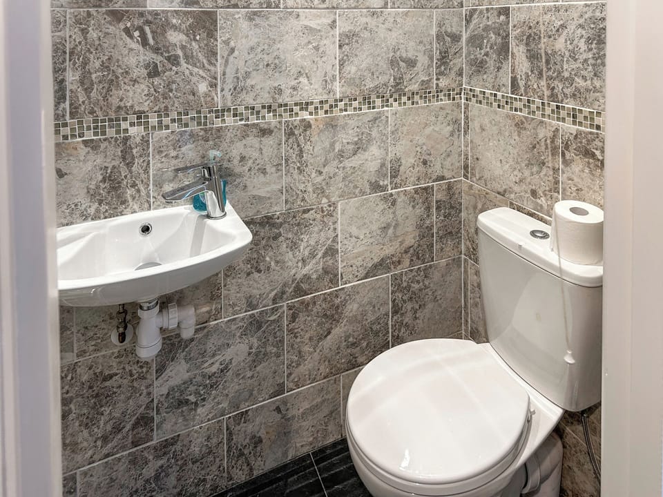 Bathroom | 5 Upper Hillcrest, Peranporth