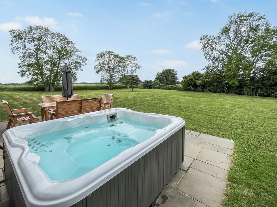 Hot tub | The Stables - Acacia Farm, Wrangle, near Boston