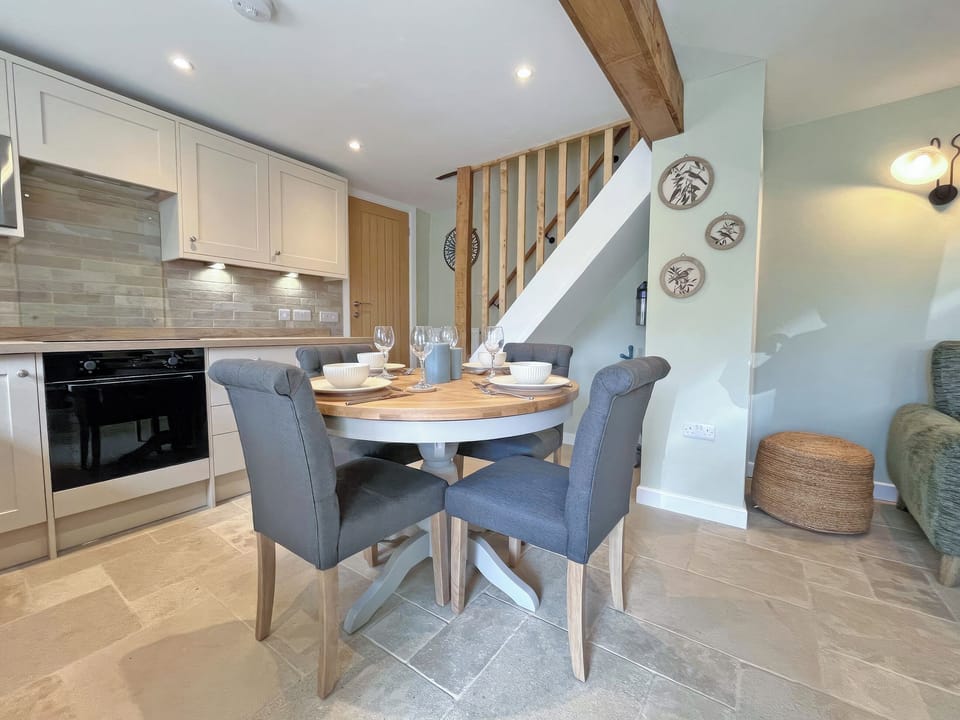 Kitchen/diner | Coachman&rsquo;s Cottage, St Austell - Pentewan