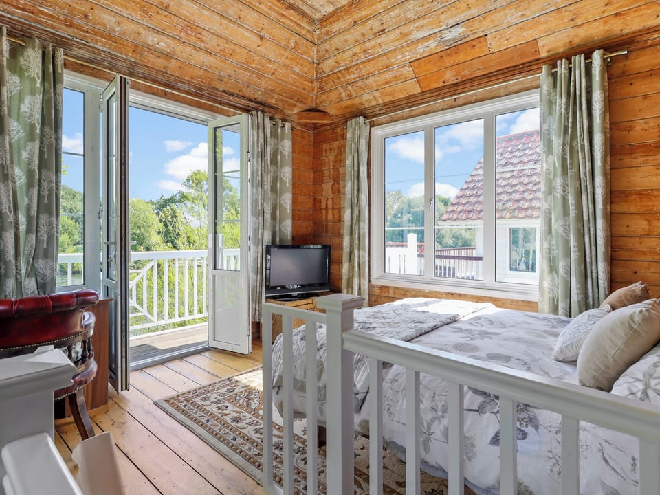 Bedroom | Riverbank, Sunbury-On-Thames