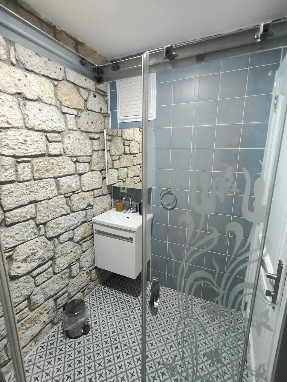 Deluxe Room, Courtyard View | Bathroom | Shower, hair dryer, towels, soap
