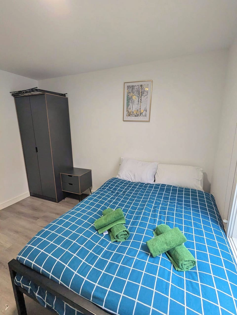 Basic Apartment | Desk, iron/ironing board, WiFi (free), bed sheets