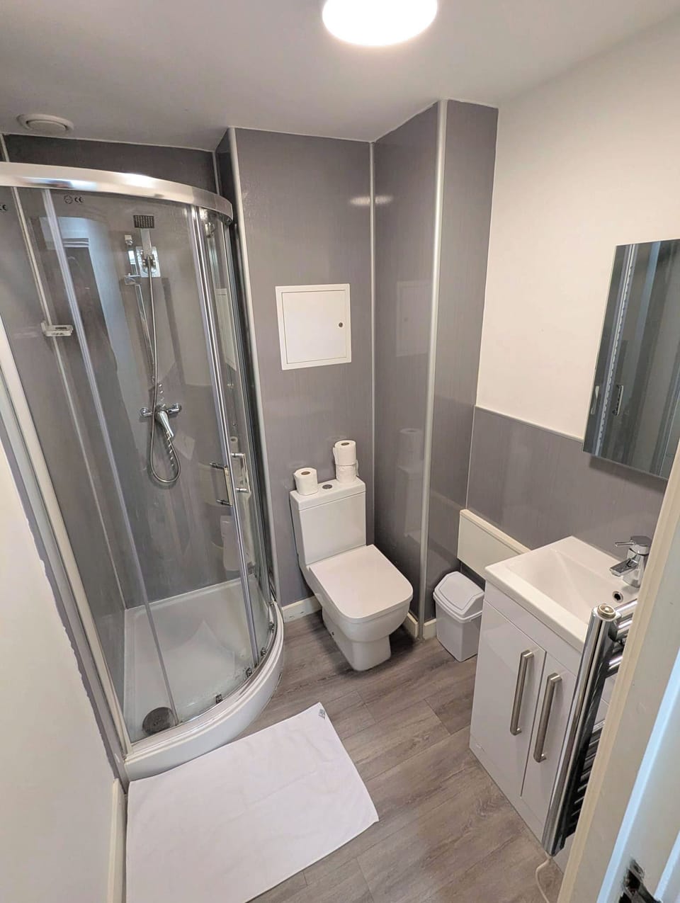 Basic Apartment | Bathroom | Free toiletries, hair dryer, towels, soap
