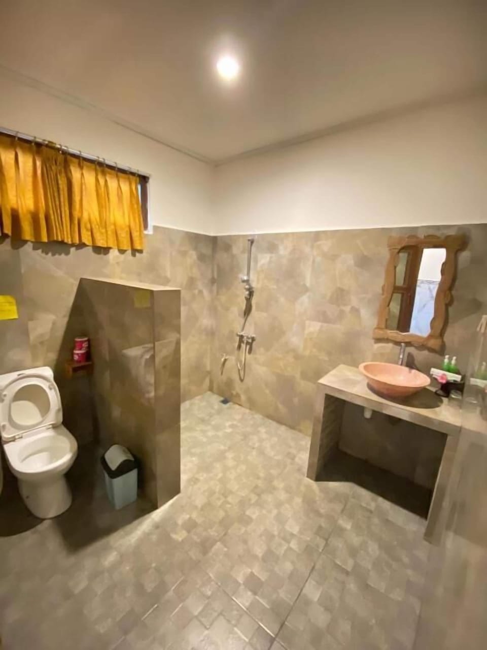 Deluxe Double or Twin Room, Balcony, Garden View | Bathroom | Shower, free toiletries, soap, shampoo