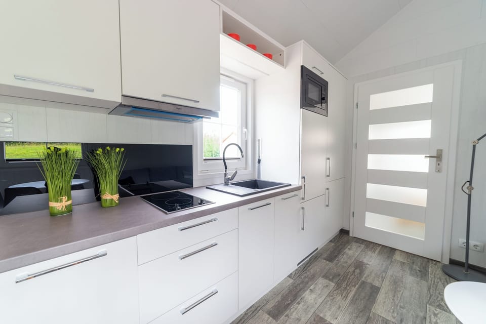 Full-size fridge, microwave, stovetop, dishwasher