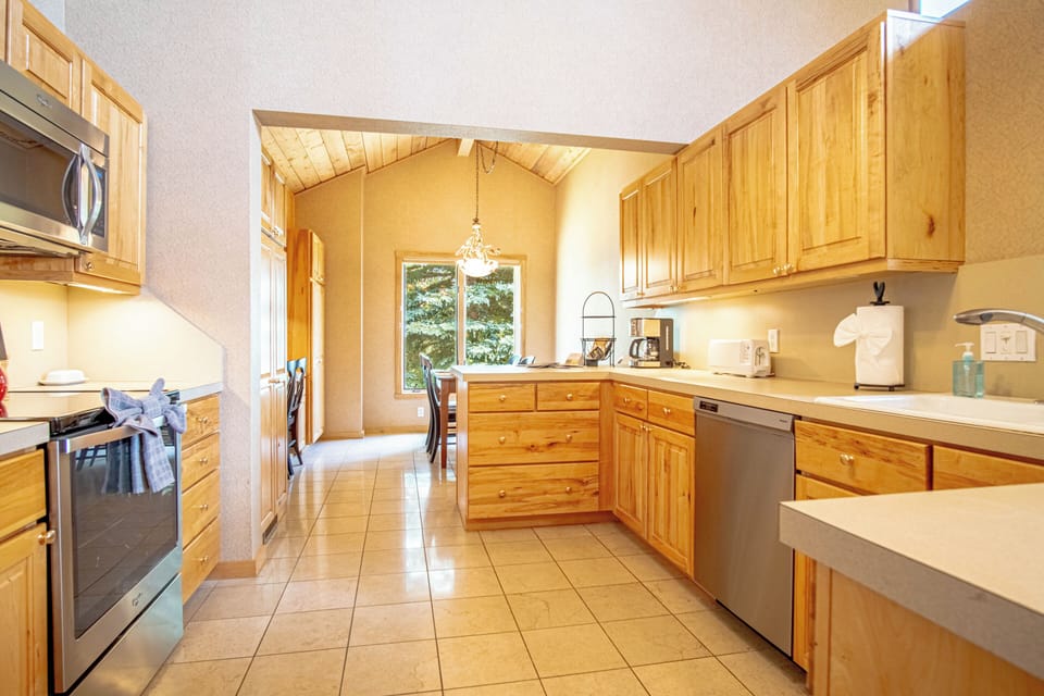 Large Kitchen with Breakfast Table & Work Station