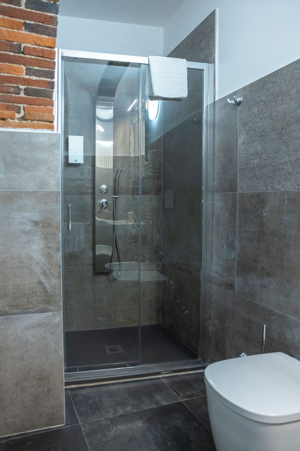 Club Double Room | Bathroom | Shower, hair dryer, bidet, towels
