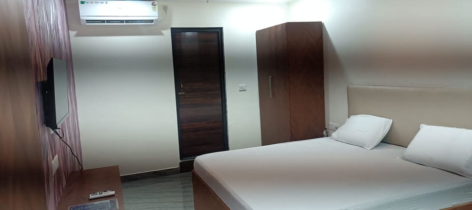 Deluxe Double Room, City View | Desk, laptop workspace, WiFi (free)