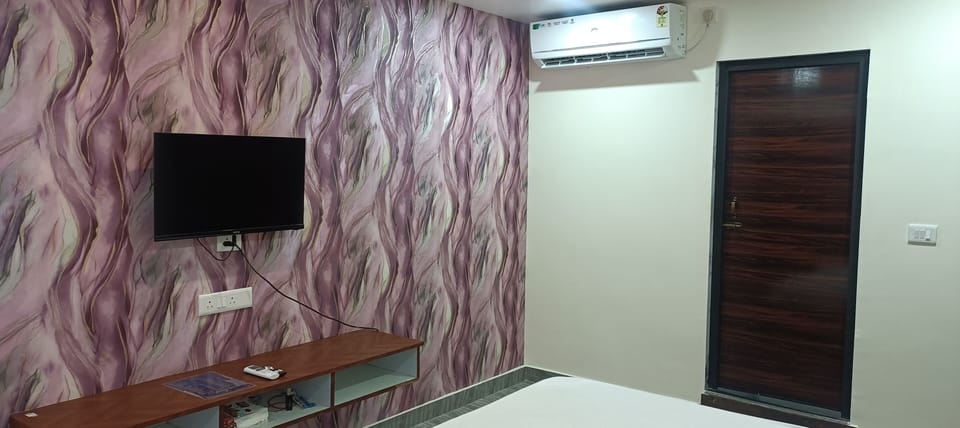 Deluxe Double Room, City View | Interior