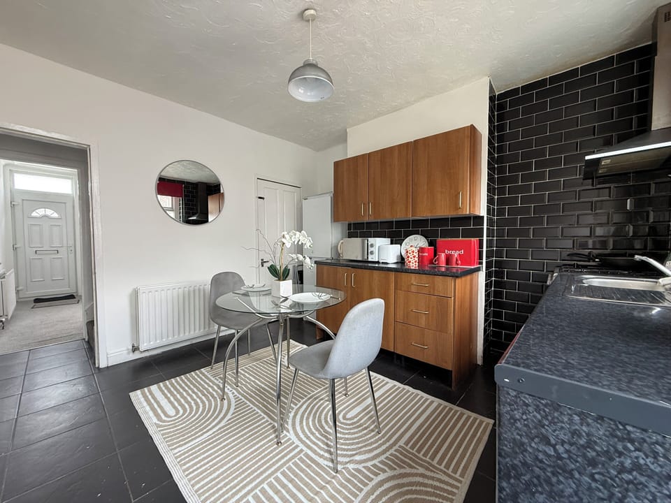 Comfort House | Private kitchen | Microwave, oven, stovetop, electric kettle
