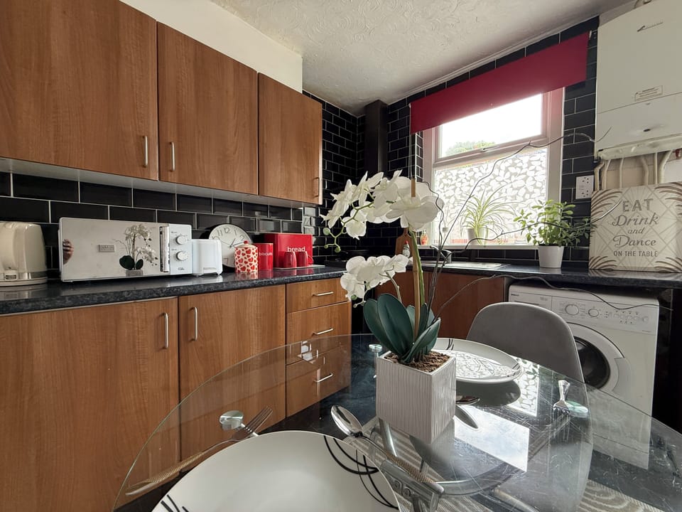 Comfort House | Private kitchen | Microwave, oven, stovetop, electric kettle