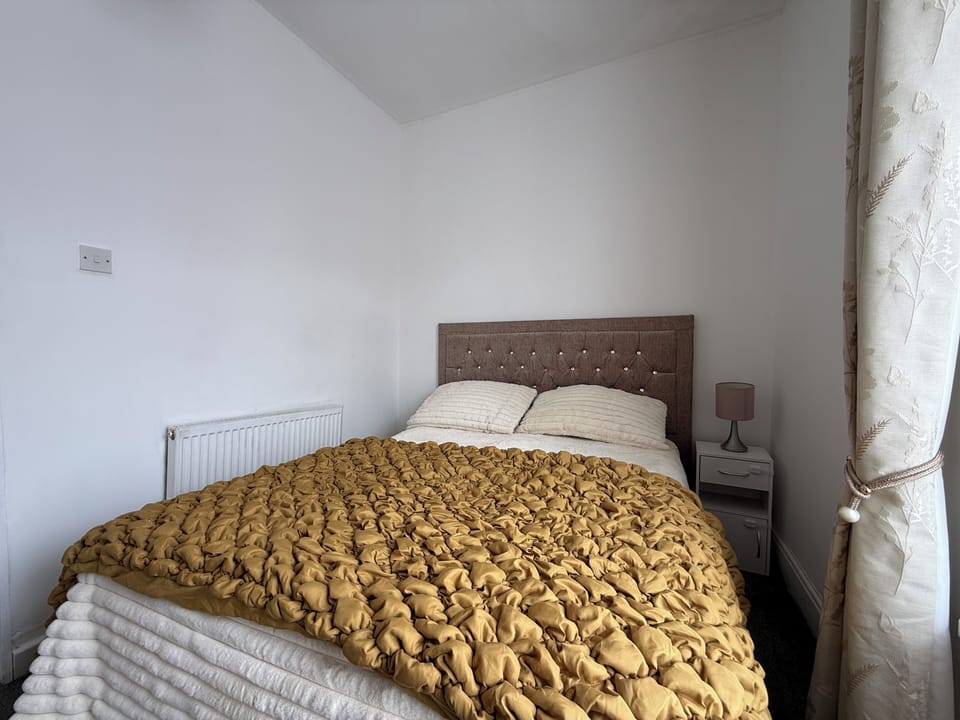 Comfort House | Desk, iron/ironing board, WiFi (free), bed sheets