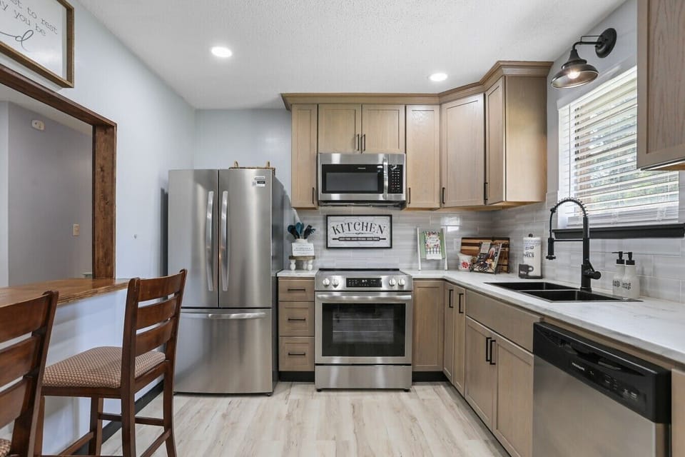Breakfast Bar and Kitchen