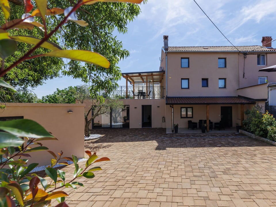Swimming Pool, Residential Area, Thermae, Resort, Composite Material, Leisure, Estate, Artificial Turf, Hacienda, Villa