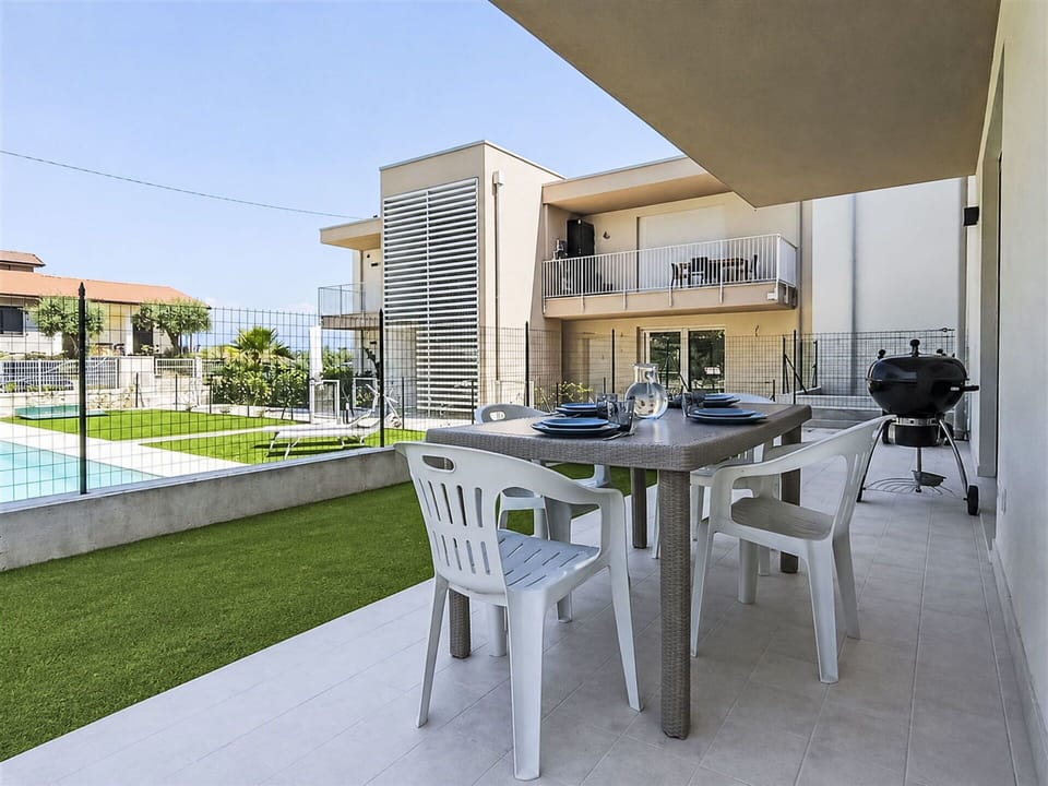 Swimming Pool, Residential Area, Thermae, Resort, Composite Material, Leisure, Estate, Artificial Turf, Hacienda, Villa