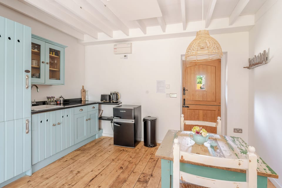 Standard Cottage, Patio, Garden View | Private kitchen