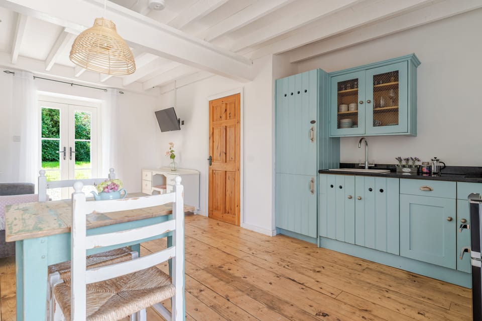 Standard Cottage, Patio, Garden View | Private kitchen