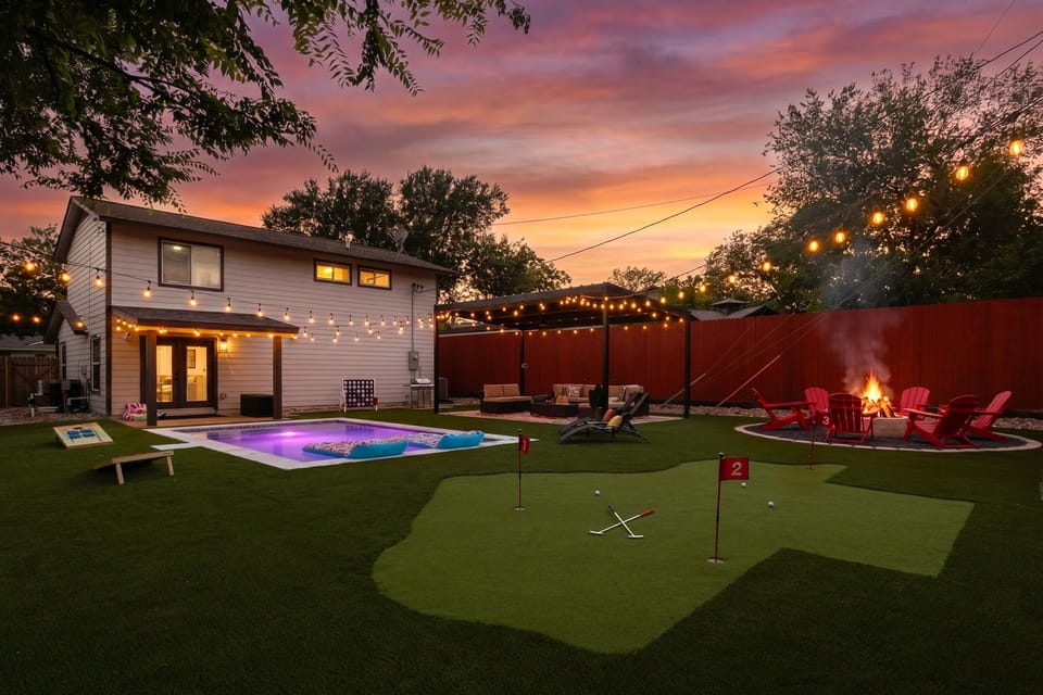 🌅 Golden hour hits different here. As the Austin sky lights up, the pool glows, the fire pit crackles, and string lights flicker on. ⛳🔥 Putt the Texas-shaped green, roast s’mores by the fire, or float under the sunset — your perfect SoCo evening. ✨