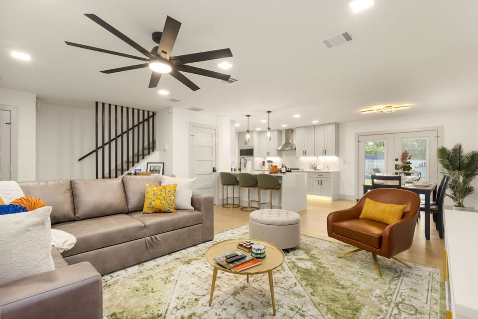 ✨ Open-concept living at its best! The living room flows right into the modern kitchen and dining area — perfect for a group that wants to cook, hang, and connect all in one space. 🍳 Bright, stylish, and made for gathering at SoCo Oasis. 🛋️
