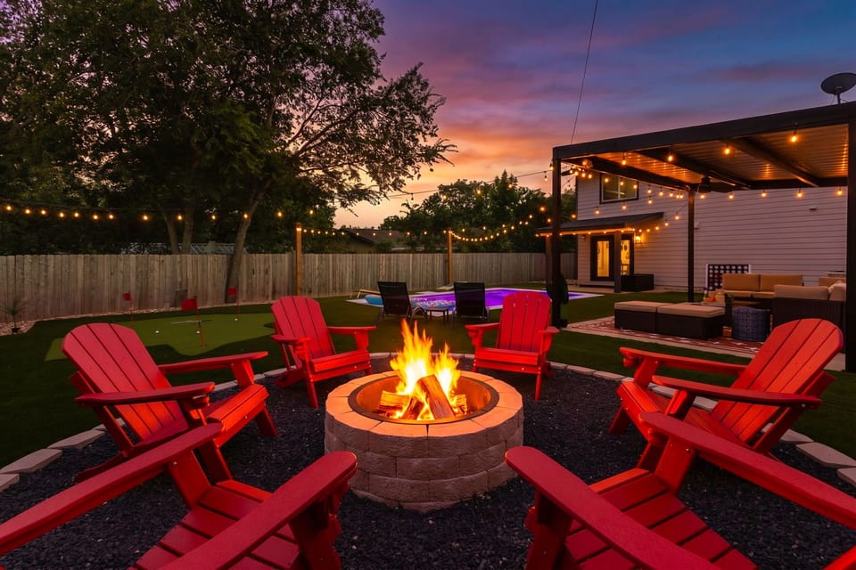 🔥 Gather 'round the fire pit as the Texas sky turns pink. Six cozy Adirondack chairs, glowing string lights, and the pool shimmering just steps away. 🌅 This is where the best stories get told and the night settles in. ✨ Pure SoCo magic.