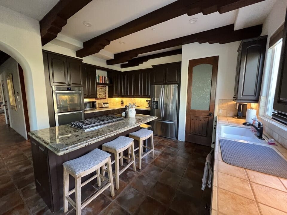 Eat-in fully-equipped kitchen