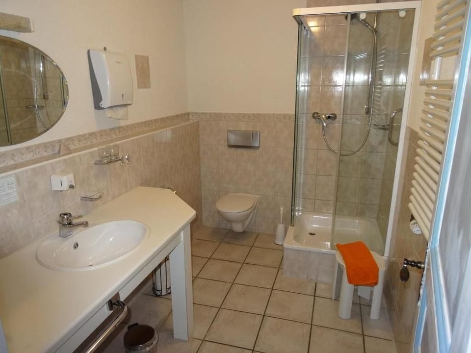 Single Room | Bathroom | Hair dryer, towels, soap, shampoo