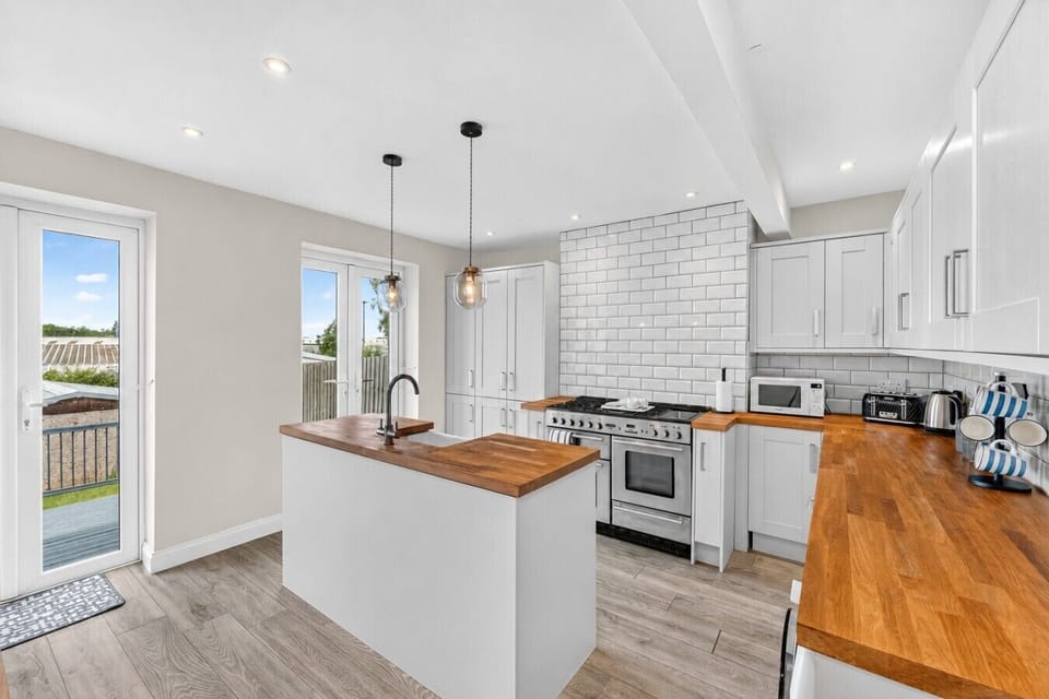 A stylish and fully equipped kitchen with everything you need to prepare a home cooked meal.