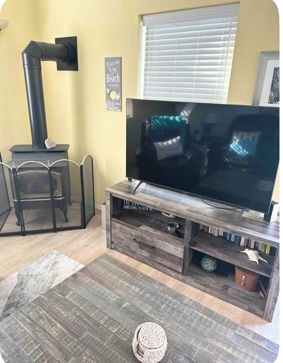 Tv with Hulu Netflix & every other streaming service!