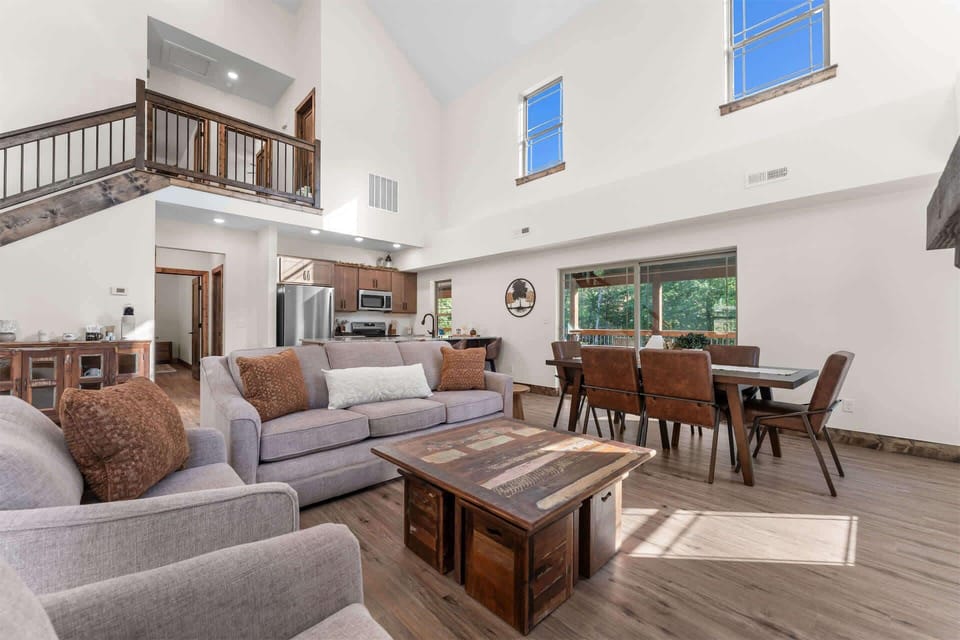 House, Multiple Beds, Mountain View (113 Lumberjack Loop) | Living area