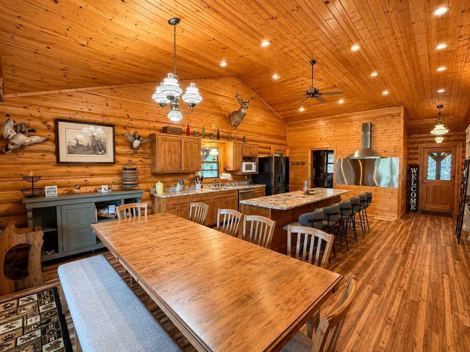 House, Multiple Beds (Hollow Tree Lodge) | Dining